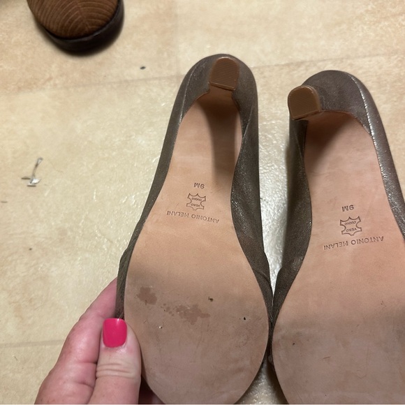 Antonio Melani size 9 gold heels 3 1/2” dry good condition - Picture 8 of 8